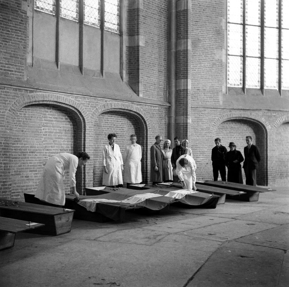 Opgebaarde slachtoffers en verzetsstrijders in de Grote Kerk van Deventer, Bestanddeelnr 900-2473