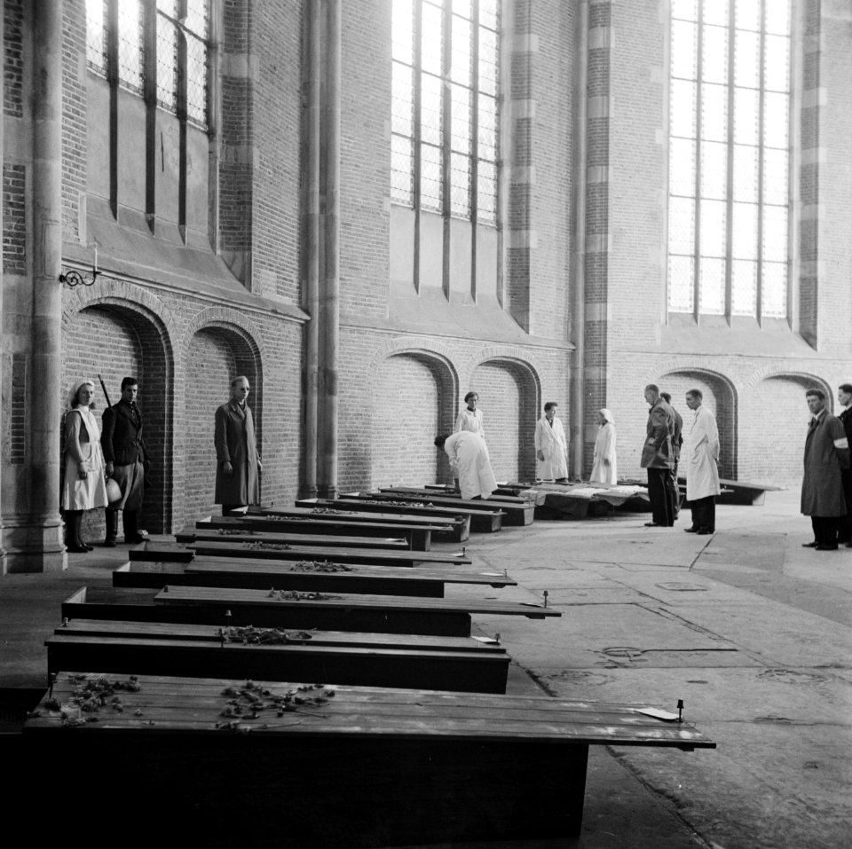 Opgebaarde slachtoffers en verzetsstrijders in de Grote Kerk van Deventer, Bestanddeelnr 900-2475