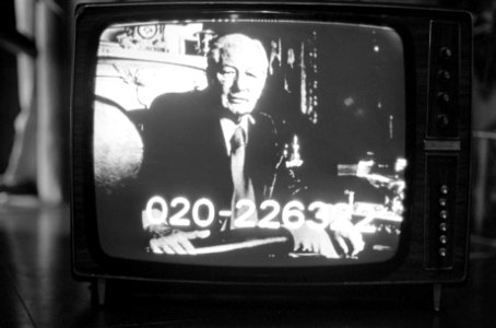 Opsporingsbevel Pieter Menten op televisie met telefoonnummer Amsterdamse politie, Bestanddeelnr 928-8968