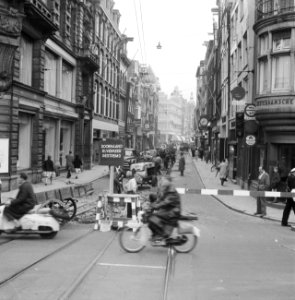 Operatie Leidsestraat gestart, verkeer op het Leidseplein, Bestanddeelnr 911-5577