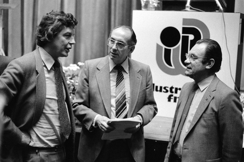 Oprichtingsvergadering Industriebond FNV in Utrecht, in gesprek Wim Kok (FNV), A, Bestanddeelnr 931-2100