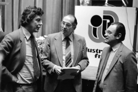 Oprichtingsvergadering Industriebond FNV in Utrecht, in gesprek Wim Kok (FNV), A, Bestanddeelnr 931-2100