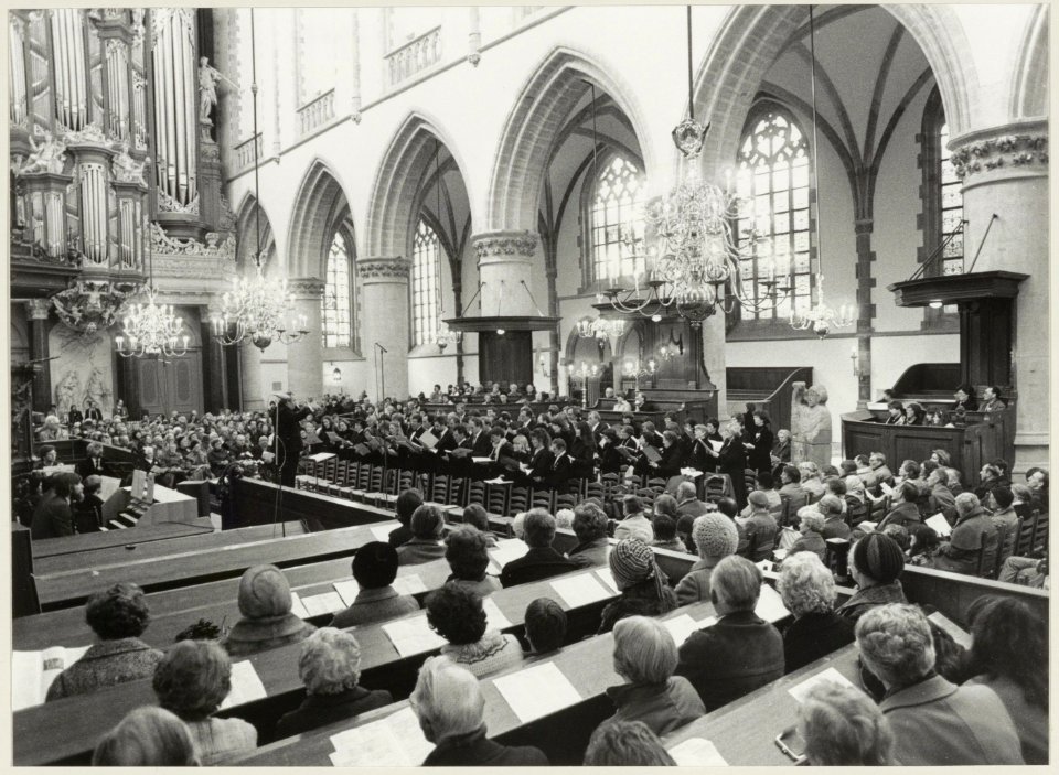 Openingsmanifestatie van het gerestaureerde schip van de Grote of St. Bavokerk. Achter rechts het Bavo beeld van Anna Hofte, dat later op het zuidertransept is geplaatst. NL-HlmNHA 54013932