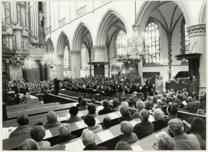 Openingsmanifestatie van het gerestaureerde schip van de Grote of St. Bavokerk. Achter rechts het Bavo beeld van Anna Hofte, dat later op het zuidertransept is geplaatst. NL-HlmNHA 54013932