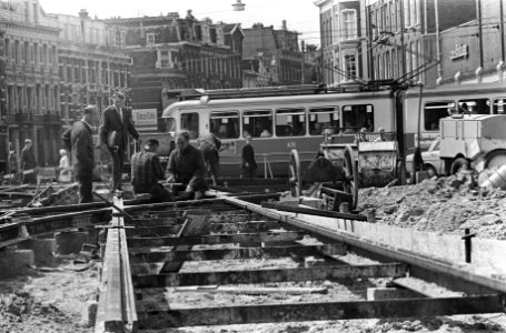 Operatie Frederiksplein, gemeente-arbeiders bezig met de nieuwe tramrails, Bestanddeelnr 919-4157