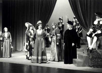 Operettevereniging Hulsbergen, uitvoering operette La Mascotte. Aangekocht in 1985 van United Photos de Boer bv. - Negatiefnummer 24824 k 12A. - Gepubliceerd in het Haarlems Dagblad van 21.01.1985