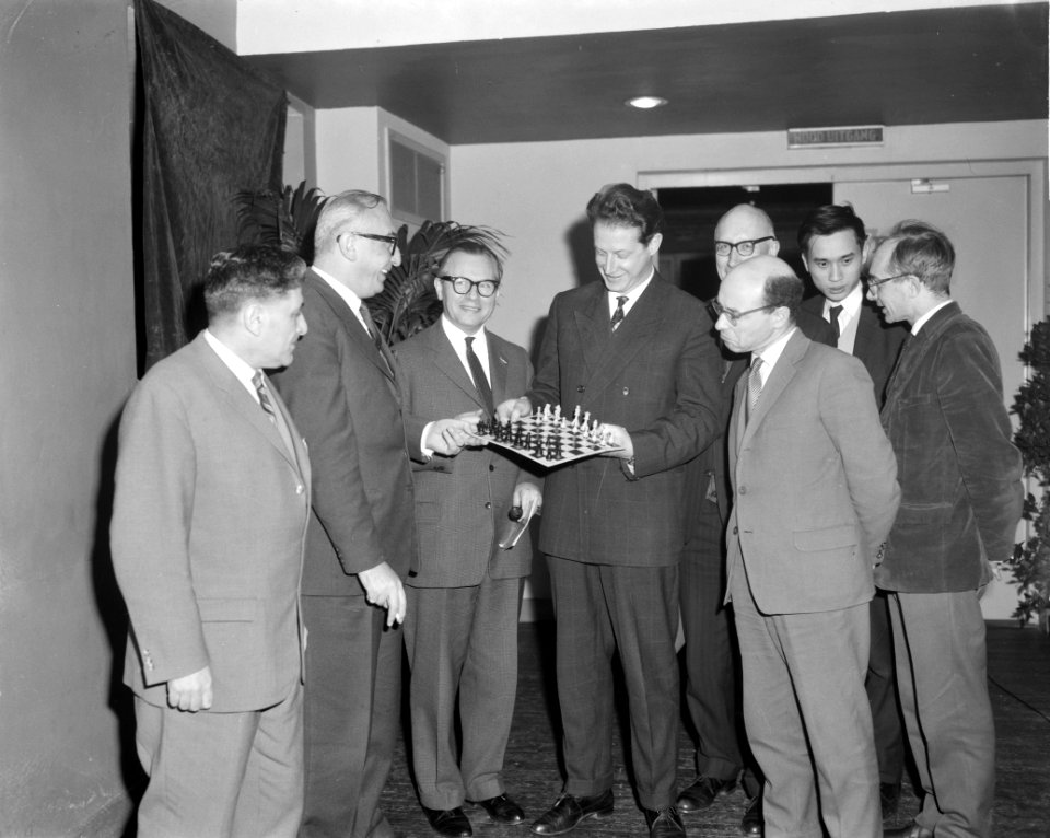 Openingsplechtigheid 25 ste Hoogovenschaaktoernooi in Kennemer theater, Bestanddeelnr 914-6852