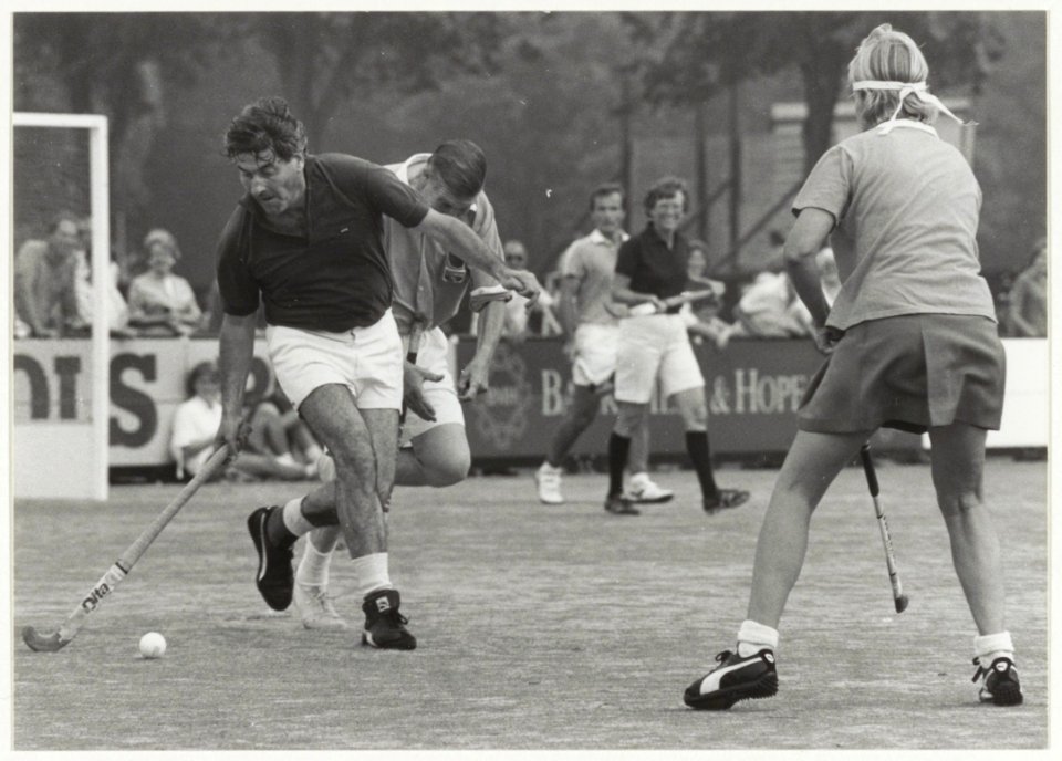 Openingswedstrijd itussen politici en de Bloemendaalse Hockeyclub, n.a.v. het 90-jarig bestaan met aan de bal Minister-President R. Lubbers
