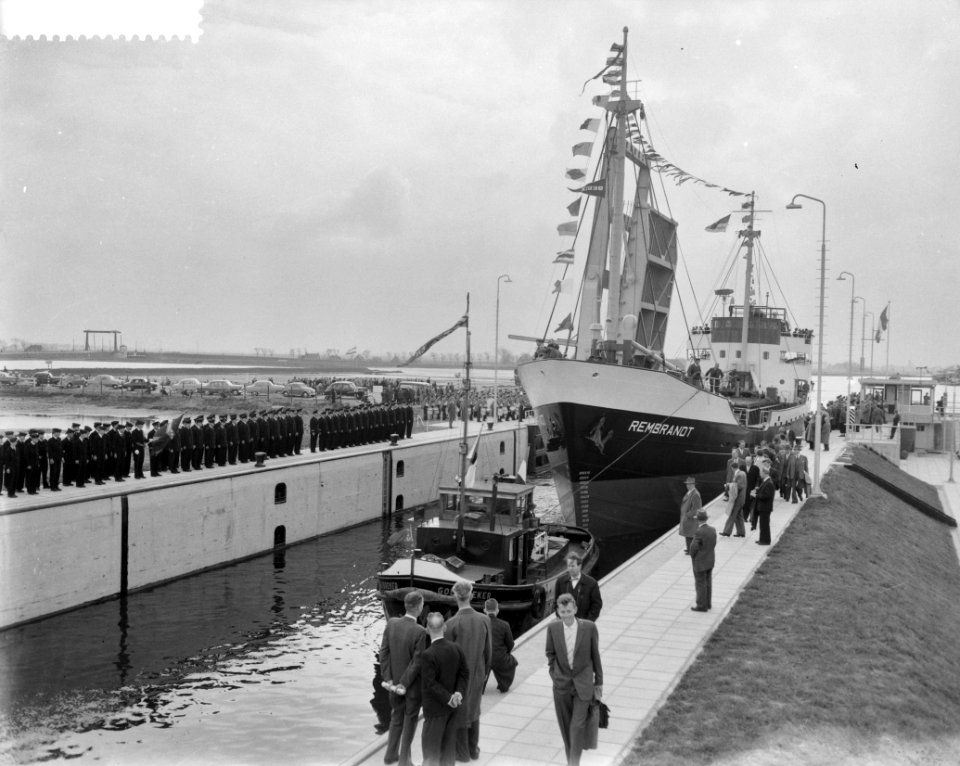 Openstelling van de nieuwe zeesluizen te Delfzijl. De coaster Rembrandt passee, Bestanddeelnr 910-2999