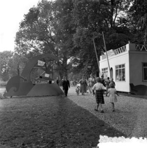Operatie H2O in Kampen. Kijkje in feestpark met embleem, Bestanddeelnr 907-9387