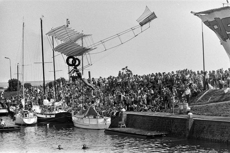 Opnamen Vlieg er eens uit in Enkhuizen door TROS TV immitatie dubbeldekker, Bestanddeelnr 928-6349
