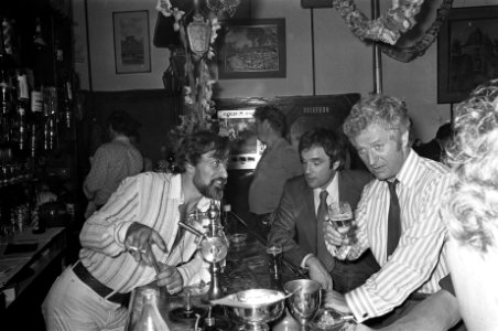 Opnamen voor Engelse TV-serie Comm. van der Valk in cafe Joop Heuvel te Amsterda, Bestanddeelnr 925-7950