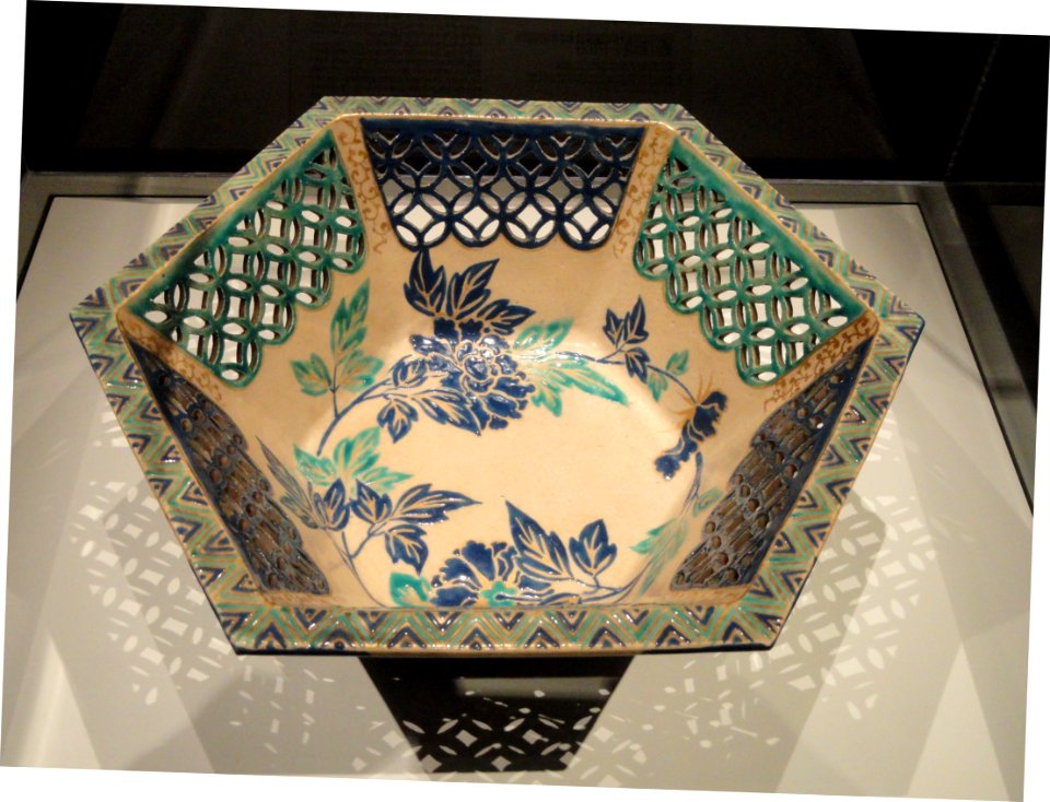Openwork Hexagonal Ko-Kiyomizu Ware Bowl, c. 1731-1752, Japan, artist unknown, stoneware with overglaze enamels - Art Institute of Chicago - DSC00215