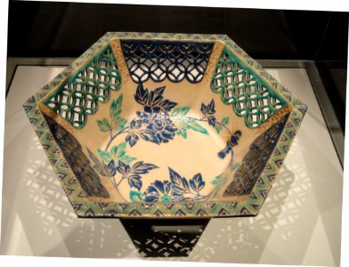 Openwork Hexagonal Ko-Kiyomizu Ware Bowl, c. 1731-1752, Japan, artist unknown, stoneware with overglaze enamels - Art Institute of Chicago - DSC00215