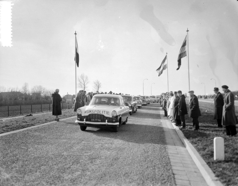 Openstelling van de Rijksweg 15 , deel Tiel Meteren, de eerste autos rijden over, Bestanddeelnr 911-0097