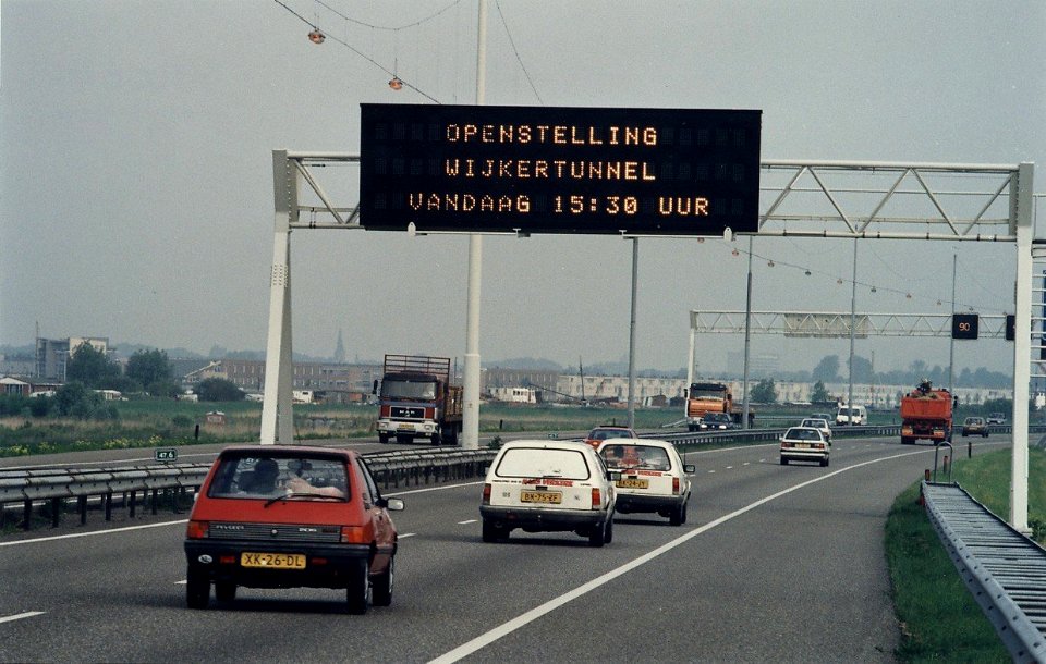 Openstelling Wijkertunnel. Aangekocht in 1997 van United Photos de Boer bv. - Negatiefnummer 54-036346. - Gepubliceerd in het Haarlems Dagblad van 11.07.1996. Identificatienummer 54-036346