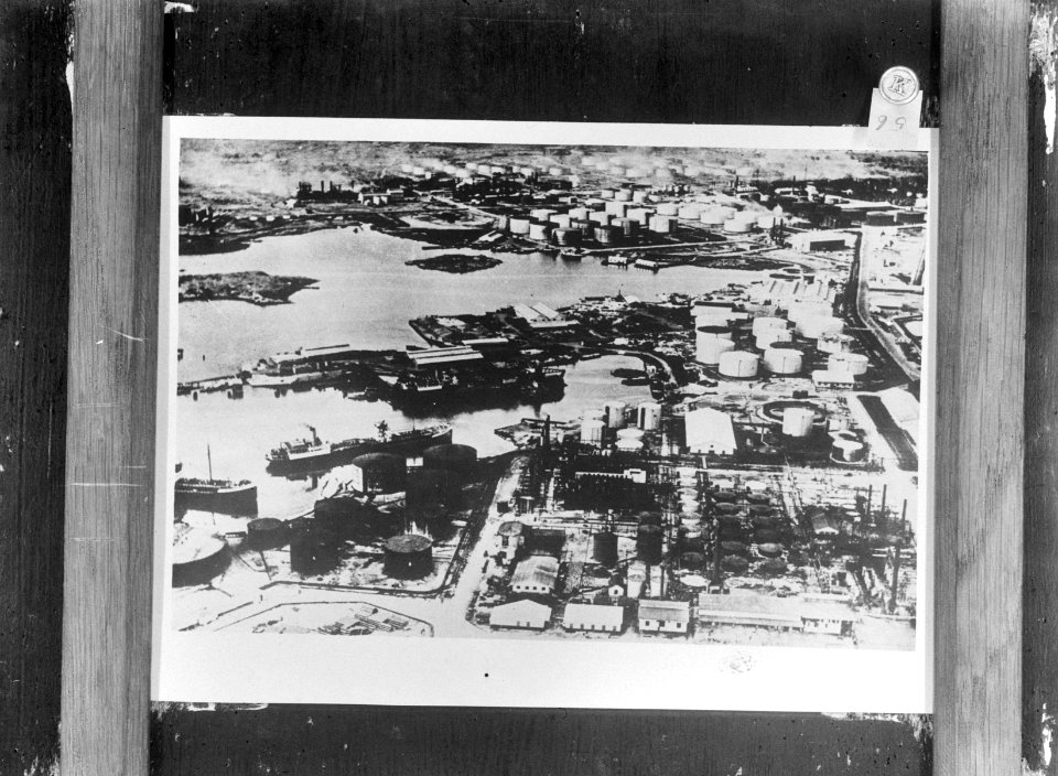 Opslagtanks van de petroleumindustrie aan het Schottegat in Willemstad, Bestanddeelnr 935-1204