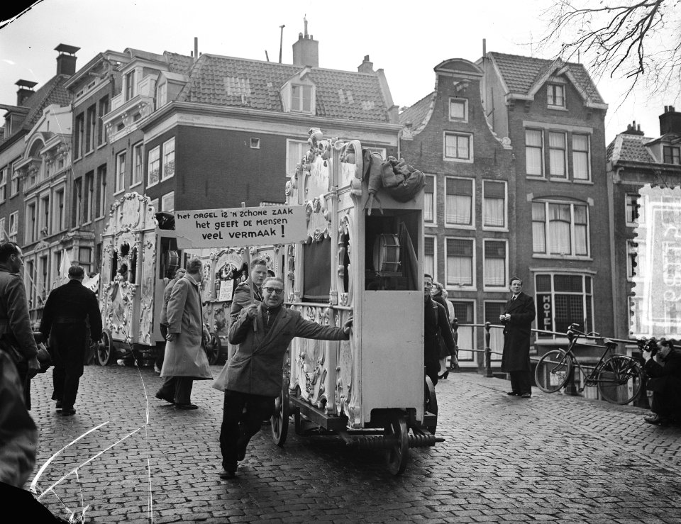 Opnamen nieuwe film Willem Parel met draaiorgerls Amsterdam, Bestanddeelnr 906-8115