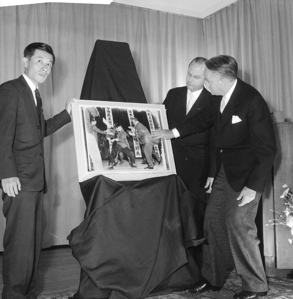 Opening World Press Photo 61 . Commissaris van de Koningin Klaasesz en Yasushi N, Bestanddeelnr 913-0037
