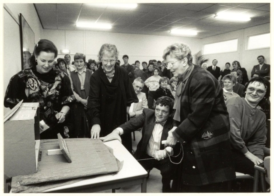 Opening van het wijkcentrum Molenwijk aan de Frieslandlaan door wethouder Leni van Son. Zittend Piet Schneider, cultureel werker. NL-HlmNHA 54023541