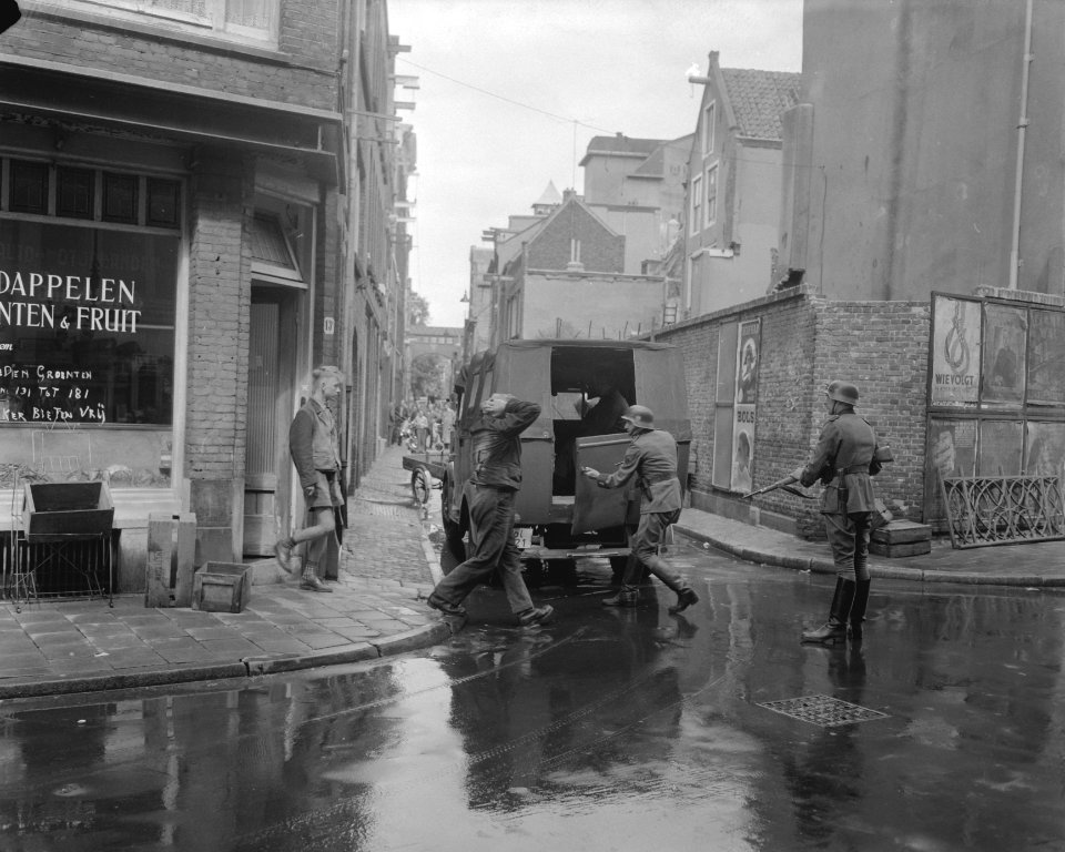 Opnamen voor de Anne Frankfilm in de Staalstraat te Amsterdam, scene waarin de g, Bestanddeelnr 909-7467
