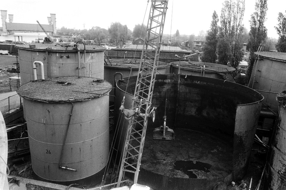 Opslagtanks, gevaarlijke stoffen, milieuverontreiniging, chemisch afval, Bestanddeelnr 932-5884