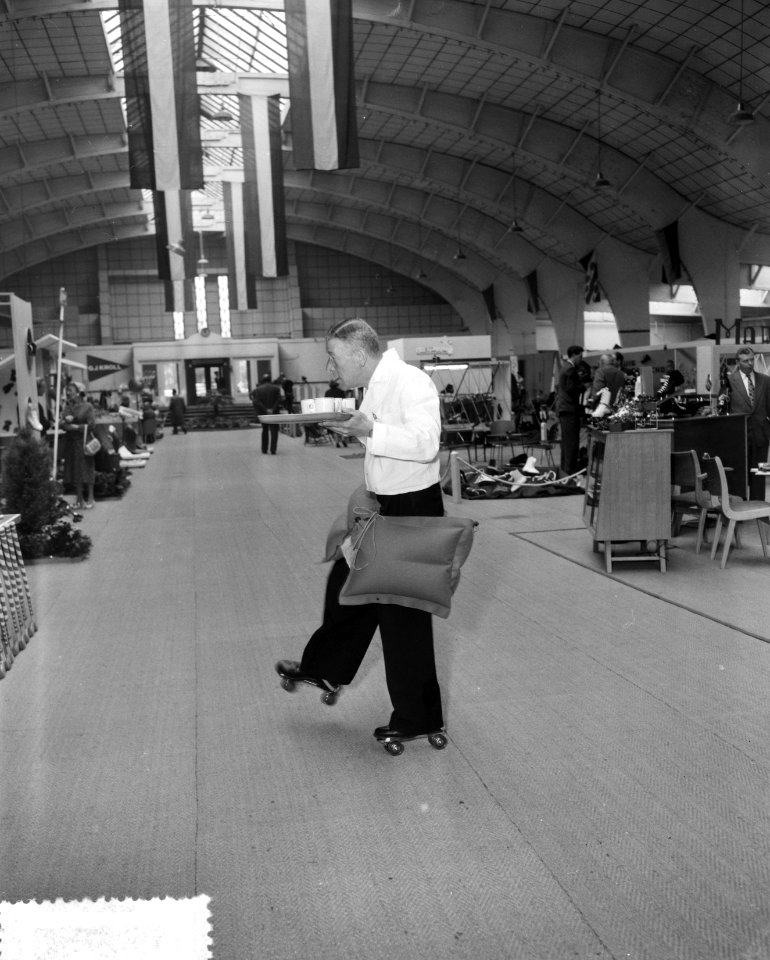 Opening vierde Sportvakbeurs in de RAI te Amsterdam Kelner op rolschaatsen en …, Bestanddeelnr 907-9643
