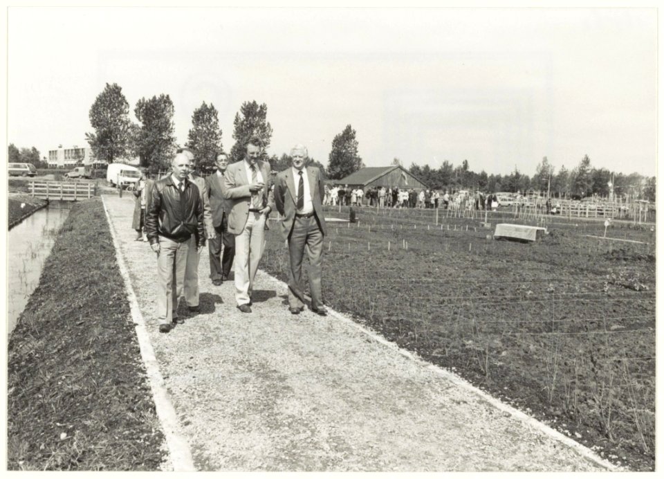 Opening van volkstuinencomplex Poelpoldervreugd. Wethouder Piet Sikma(m) maakt er een wandeling. NL-HlmNHA 54016562