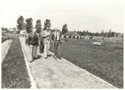 Opening van volkstuinencomplex Poelpoldervreugd. Wethouder Piet Sikma(m) maakt er een wandeling. NL-HlmNHA 54016562