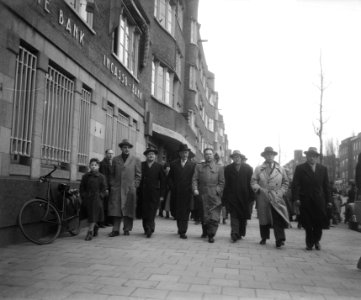 Opening winkelweek Zuid in de Van Woustraat te Amsterdam. In het midden burgemee, Bestanddeelnr 904-8675