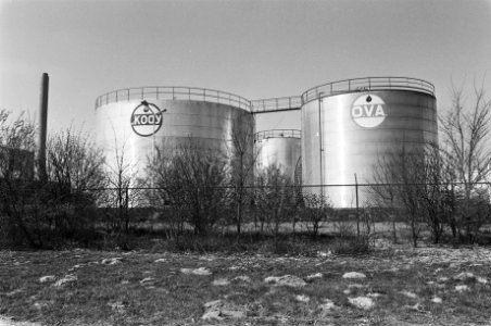 Opslagtanks van Van der Kooy en OVA in het Amsterdamse havengebied in verband me, Bestanddeelnr 932-0797