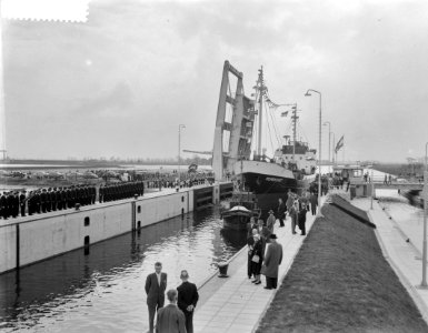 Openstelling van de nieuwe zeesluizen te Delfzijl De coaster Rembrandt passeer, Bestanddeelnr 910-3001
