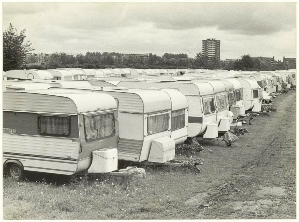 Opslag van caravans bij de Wüstelaan. NL-HlmNHA 54016928
