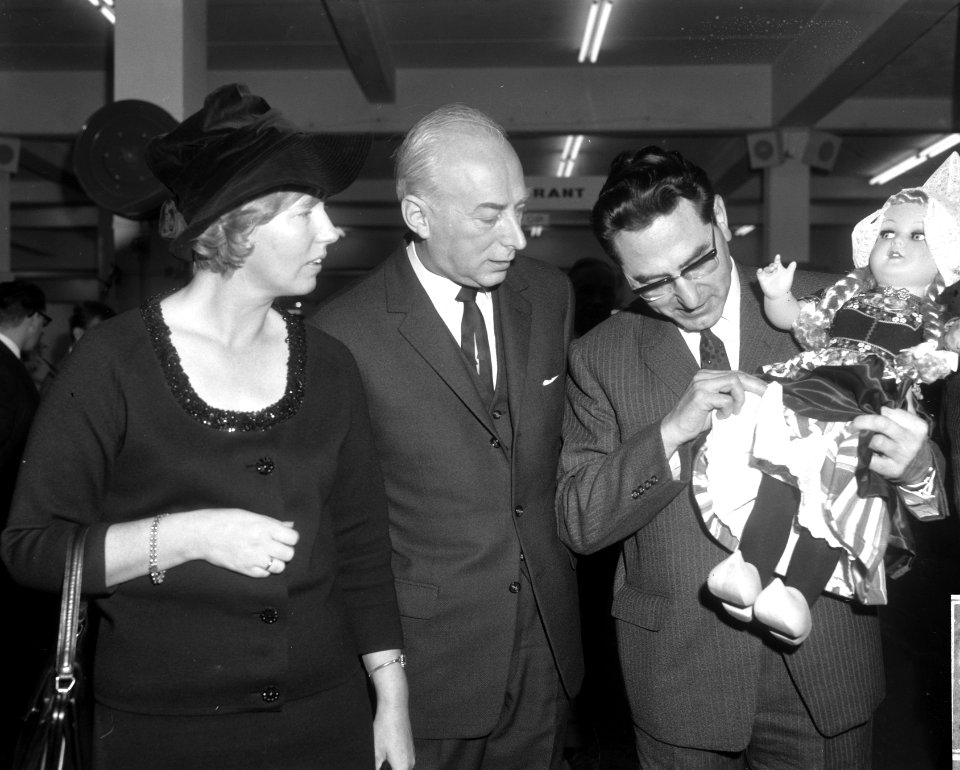 Opening wintervakbeurs te Utrecht, Staatssecretaris Bakk en echtgenote op souven, Bestanddeelnr 918-6315