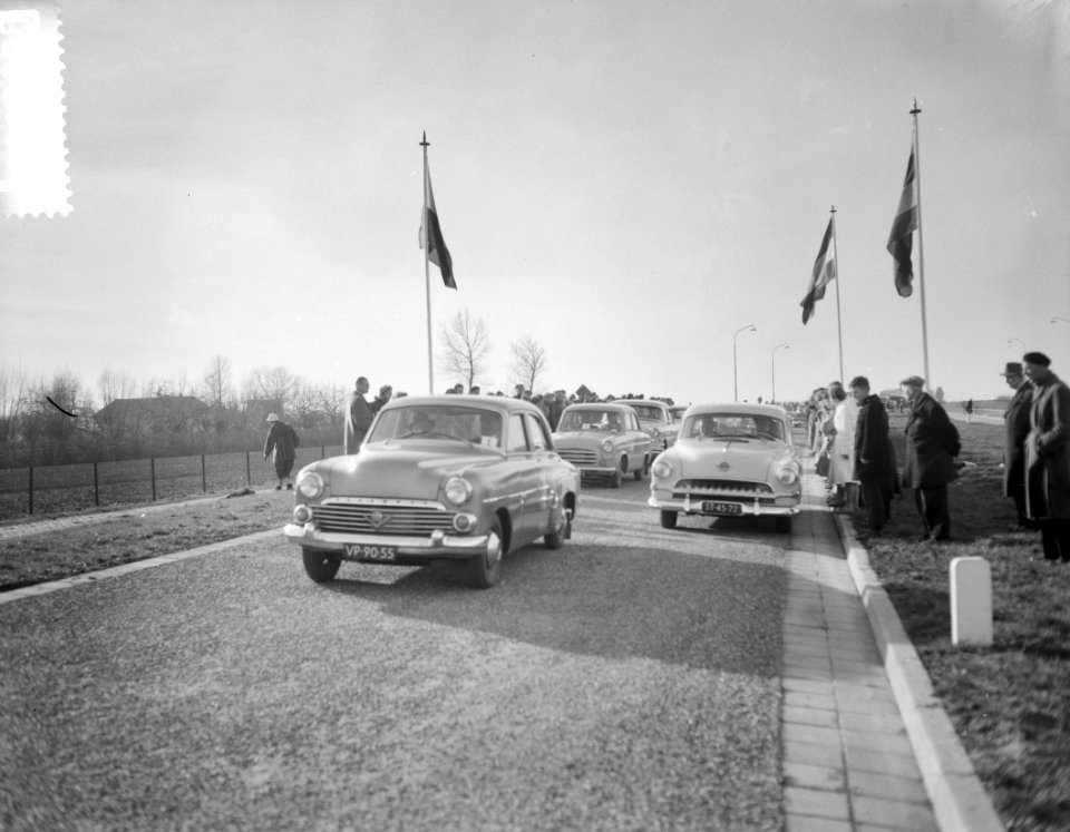 Openstelling van de Rijksweg 15 , deel Tiel Meteren, de eerste autos rijden over, Bestanddeelnr 911-0098