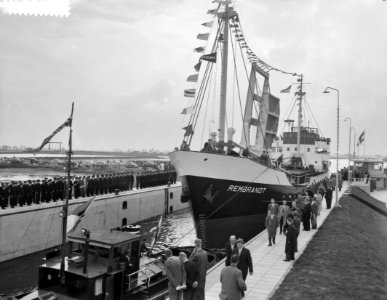 Openstelling van de nieuwe zeesluizen te Delfzijl De coaster Rembrandt passeer, Bestanddeelnr 910-3002