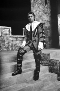 Opera I. Puritani in Stadsschouwburg. Lorenzo Faetanio , bas, Bestanddeelnr 913-4338