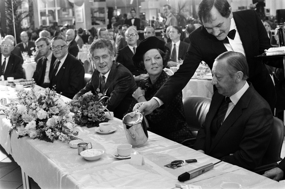 Opening World Trade Center te Amsterdam door koningin Beatrix aan ontbijttafel, Bestanddeelnr 933-4645
