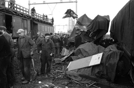 Opruimen van treinravage bij Woerden, Bestanddeelnr 913-3830