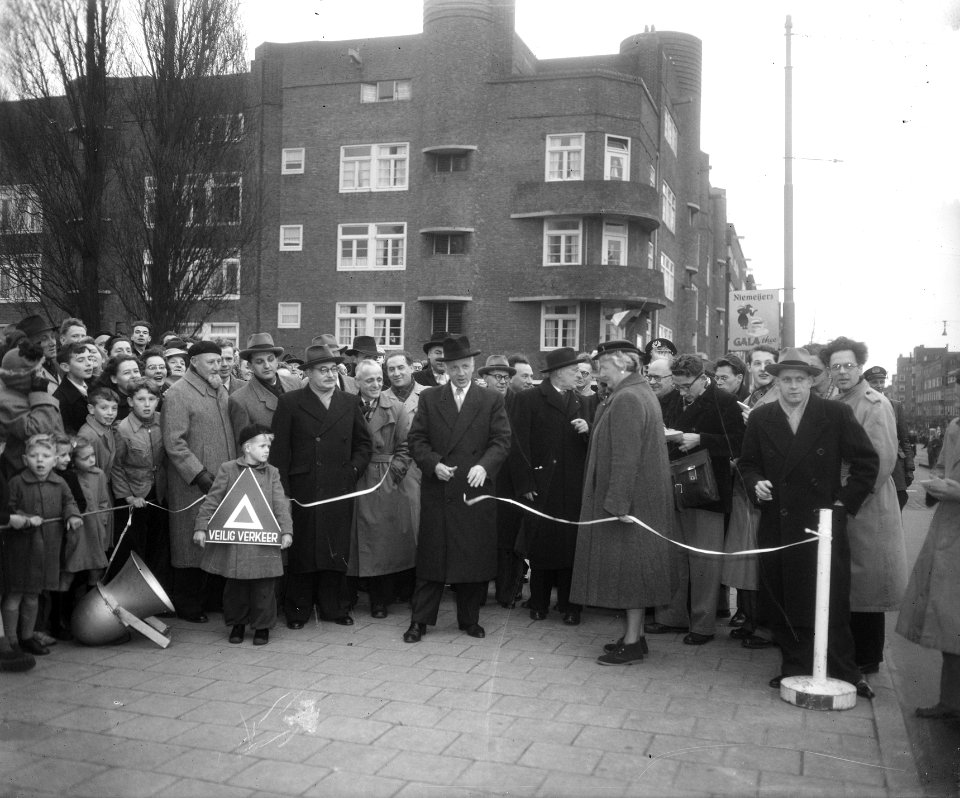 Opening winkelweek Zuid in de Van Woustraat te Amsterdam. In het midden burgemee, Bestanddeelnr 904-8673