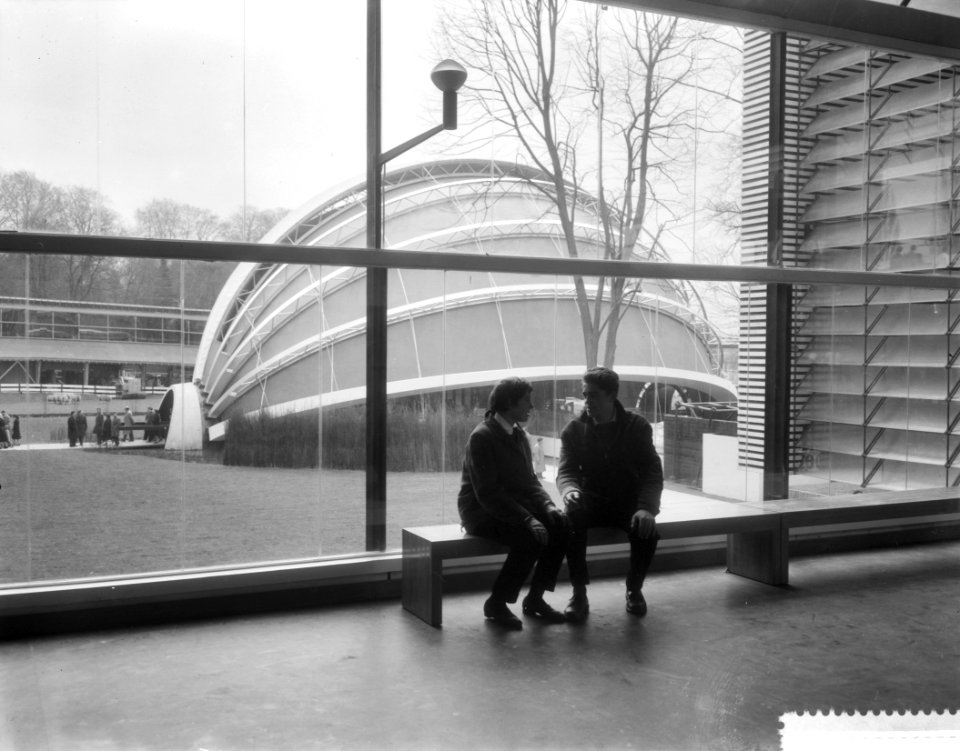 Opening wereldtentoonstelling Expo te Brussel, bezoekers in paviljoen, Bestanddeelnr 909-4902