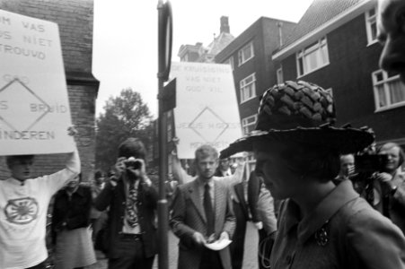 Opening Wereldraad van Kerken in Domkerk te Utrecht, Beatrix bij aankomst, Bestanddeelnr 925-8024