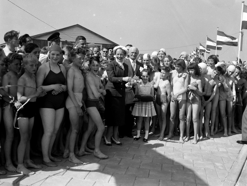 Opening zwembad, mevrouw Van Hall aangetast, Bestanddeelnr 908-6445