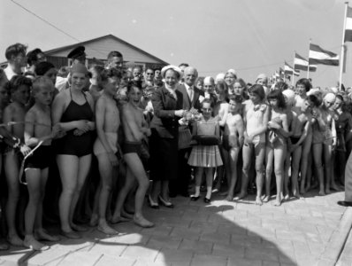 Opening zwembad, mevrouw Van Hall aangetast, Bestanddeelnr 908-6445