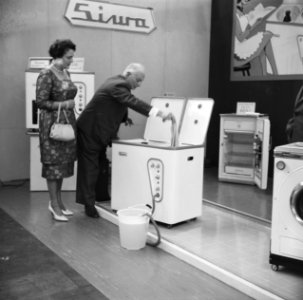 Opening van tentoonstelling voor huishoudelijke apparaten, Bestanddeelnr 911-5493