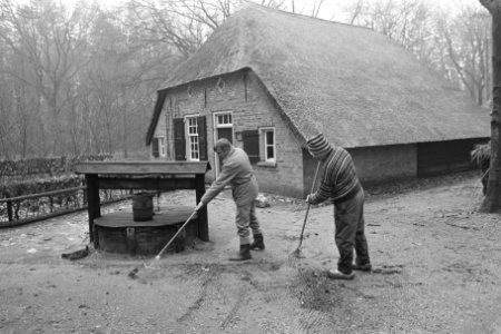 Openluchtmuseum Arnhem met sluiting bedreigd personeel bezig met voorbereiding , Bestanddeelnr 933-8819