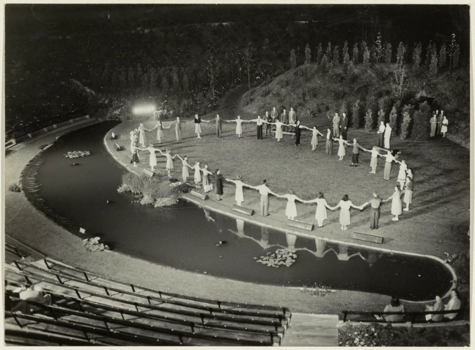 Openluchttheater bij avond, tijdens een repetitie van een toneelgezelschap. NL-HlmNHA 54004246