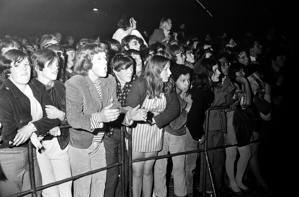 Optreden Rolling Stones in Houtrusthallen te Den Haag jongelui vol bewondering v, Bestanddeelnr 920-2346