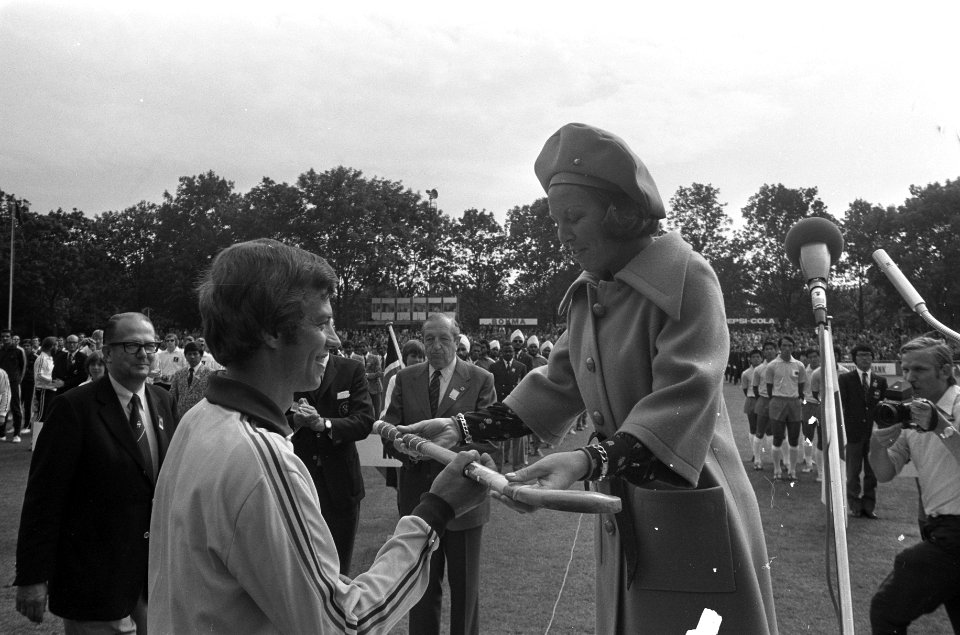 Opening WK Hockey te Amstelveen, prinses Beatrix geeft Nico Spits (aanvoerder Ne, Bestanddeelnr 926-6361