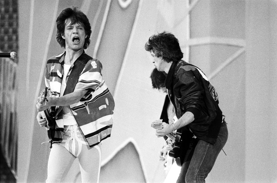 Optreden Rolling Stones in het Feijenoordstadion, Rotterdam Mick Jagger (l) en , Bestanddeelnr 932-1923